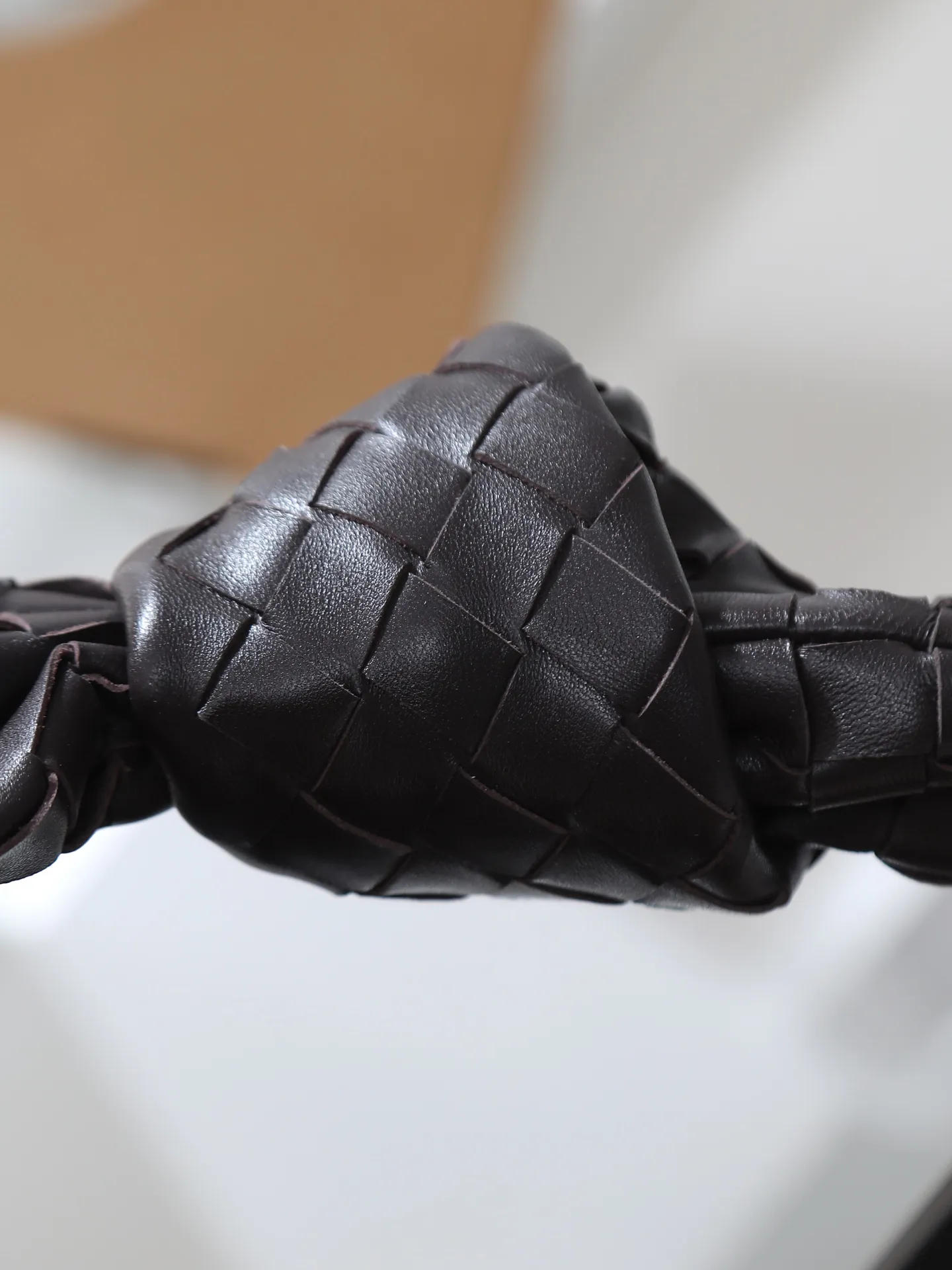 1280. 🥇 𝗝𝗢𝗗𝗜𝗘# Street style’s new favorite fashionable large size 𝙟𝙤𝙙𝙞𝙚 It’s coming, it’s coming, it’s really coming! I always felt that knitting was old-fashioned, until I met it - 𝙟𝙤𝙙𝙞𝙚, I realized that the original classic knitting elements and the new knot element design can be so fashionable! I have to admire your design talent! Large capacity to meet daily needs! Fashionable and versatile, it’s perfect for concave shapes, take it out to hit the streets! Size: 48*40*16cm Style No. #600261